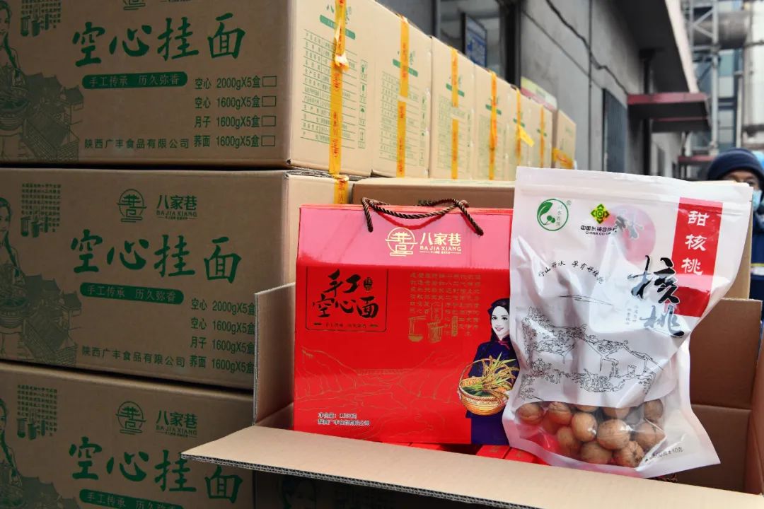 玉兔迎春 福利來襲 ——龍鋼公司為干部職工發放新春大禮包 玉兔迎春 福利來襲 ——龍鋼公司為干部職工發放新春大禮包