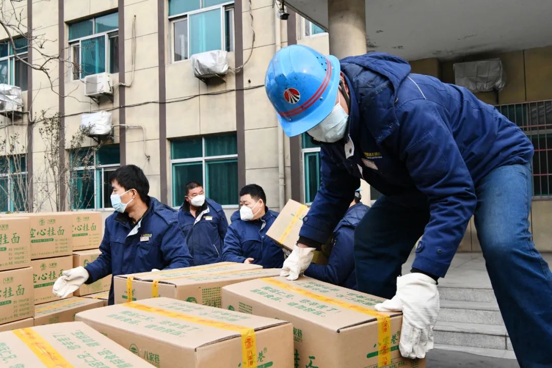 玉兔迎春 福利來襲 ——龍鋼公司為干部職工發放新春大禮包 玉兔迎春 福利來襲 ——龍鋼公司為干部職工發放新春大禮包