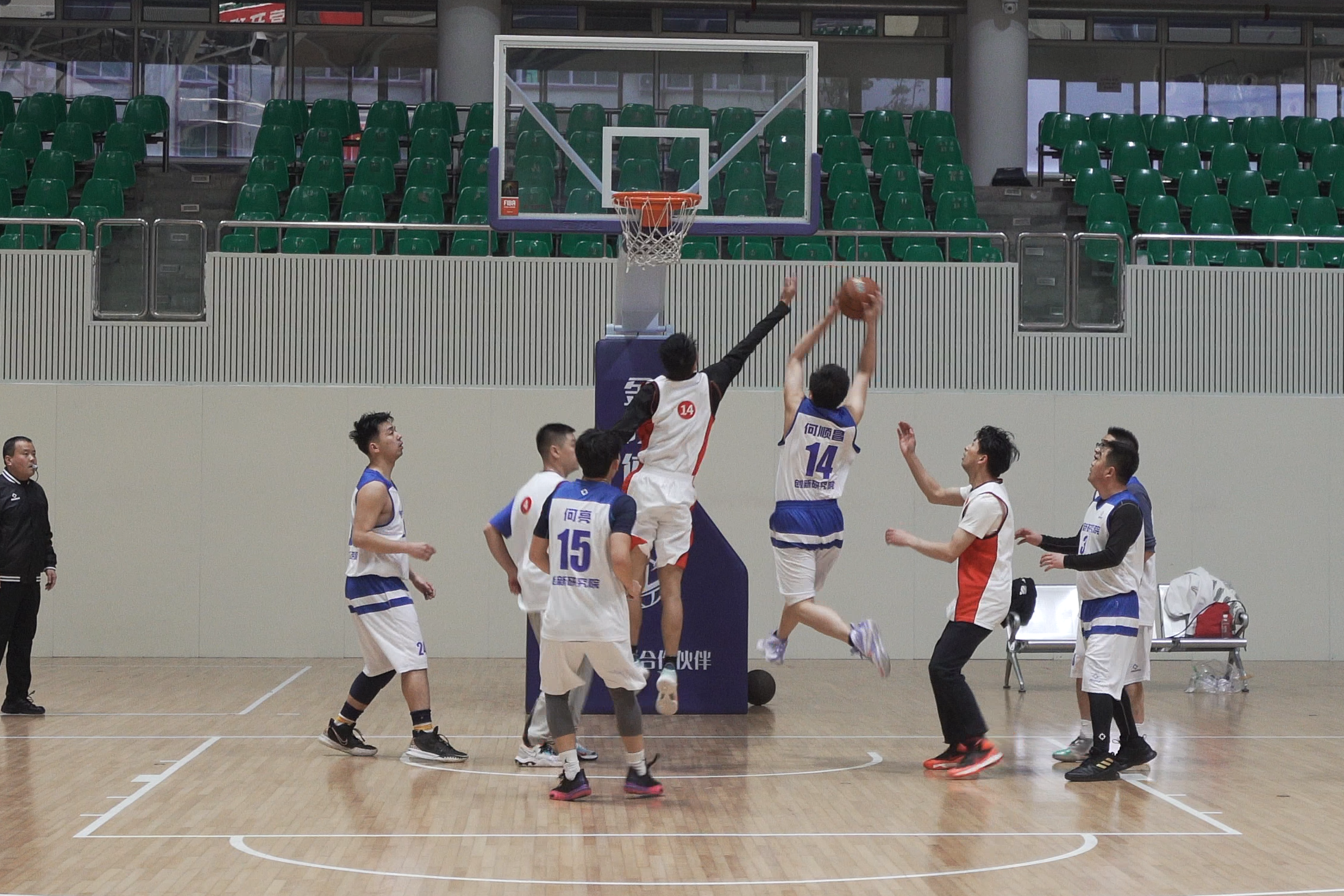 搭建合作橋梁 深化銀企合作 ——?jiǎng)?chuàng)新研究院與郵儲(chǔ)銀行漢中市分行舉行籃球友誼賽 搭建合作橋梁 深化銀企合作 ——?jiǎng)?chuàng)新研究院與郵儲(chǔ)銀行漢中市分行舉行籃球友誼賽