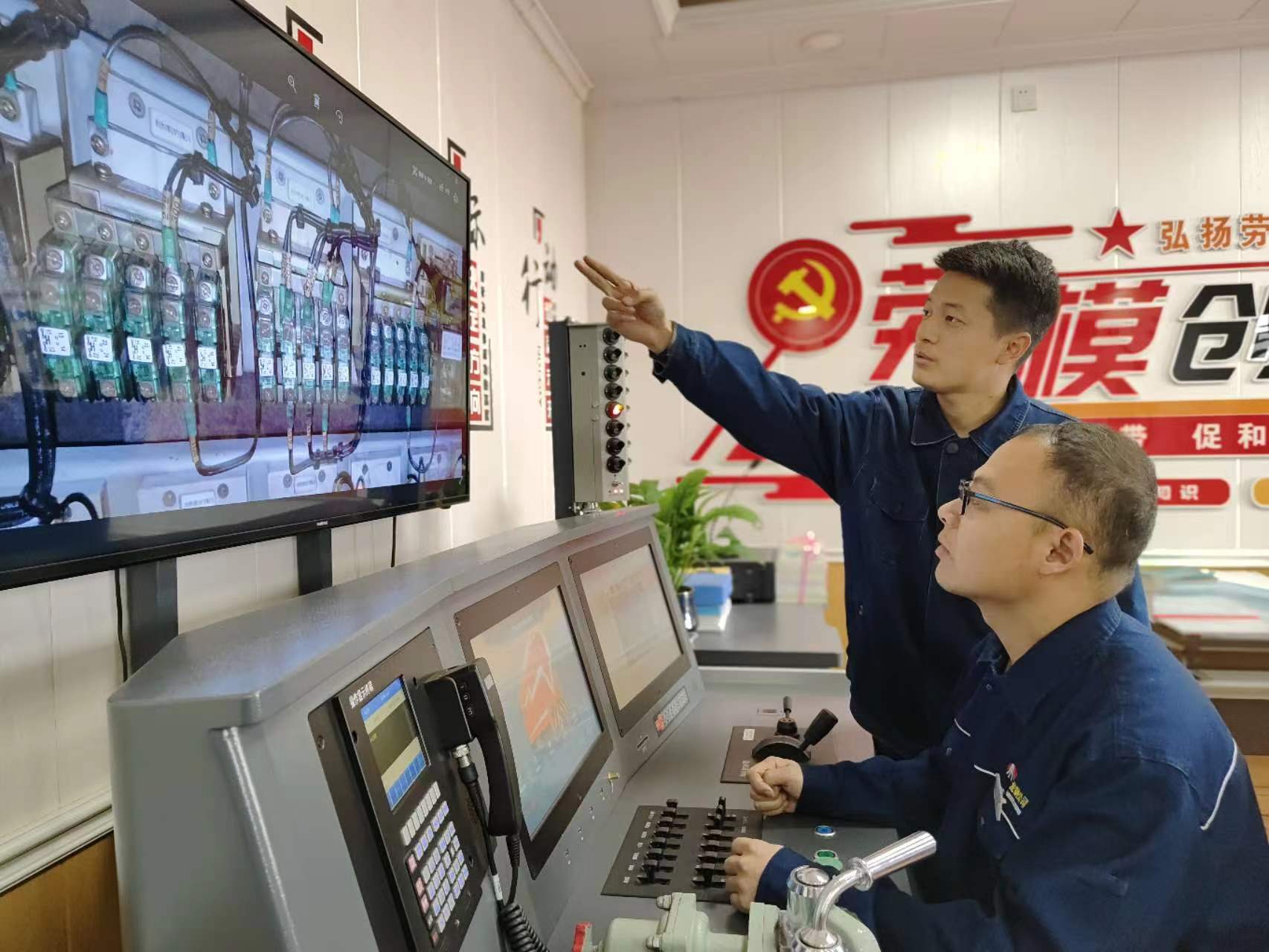 瞧,龍鋼鐵路專用線上的“馴龍”班組 瞧,龍鋼鐵路專用線上的“馴龍”班組