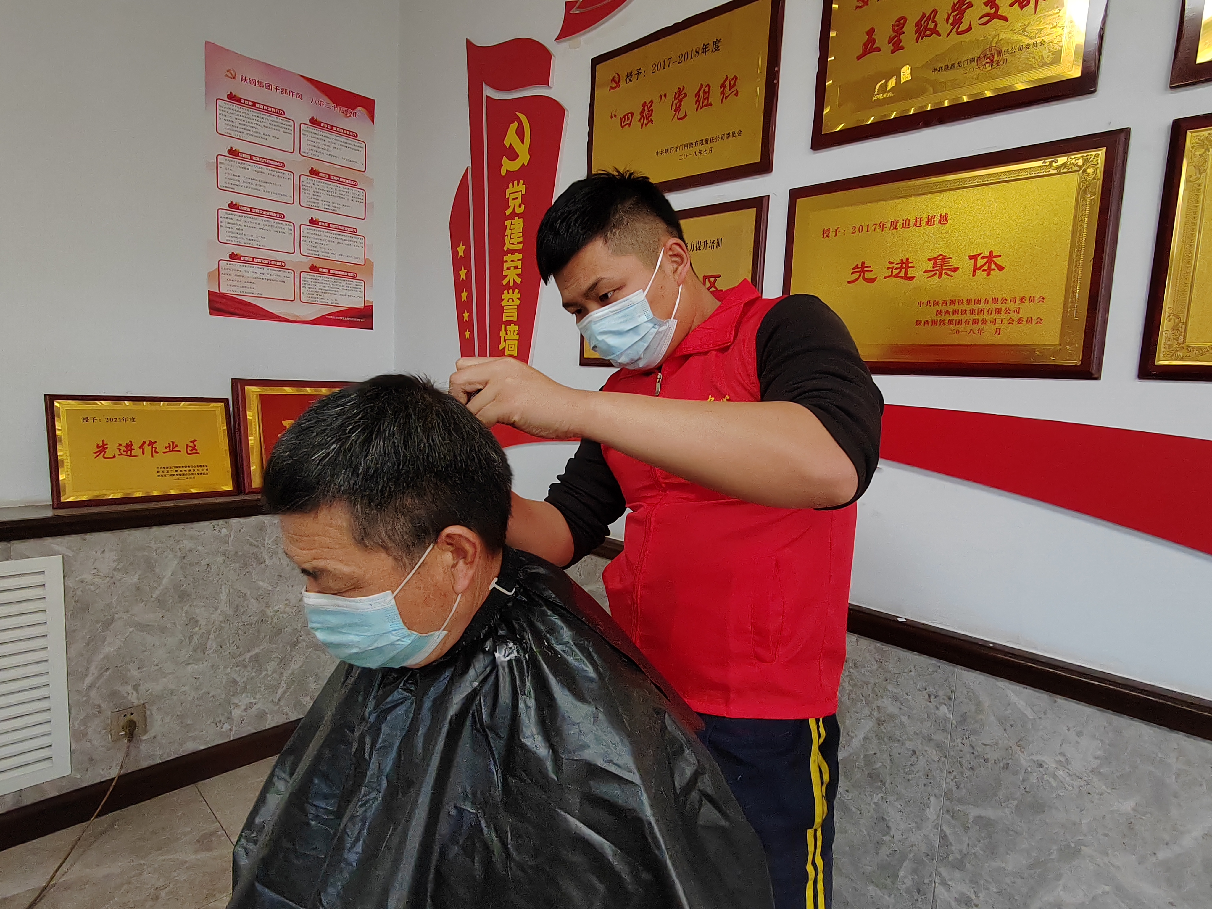 瞧,龍鋼鐵路專用線上的“馴龍”班組 瞧,龍鋼鐵路專用線上的“馴龍”班組