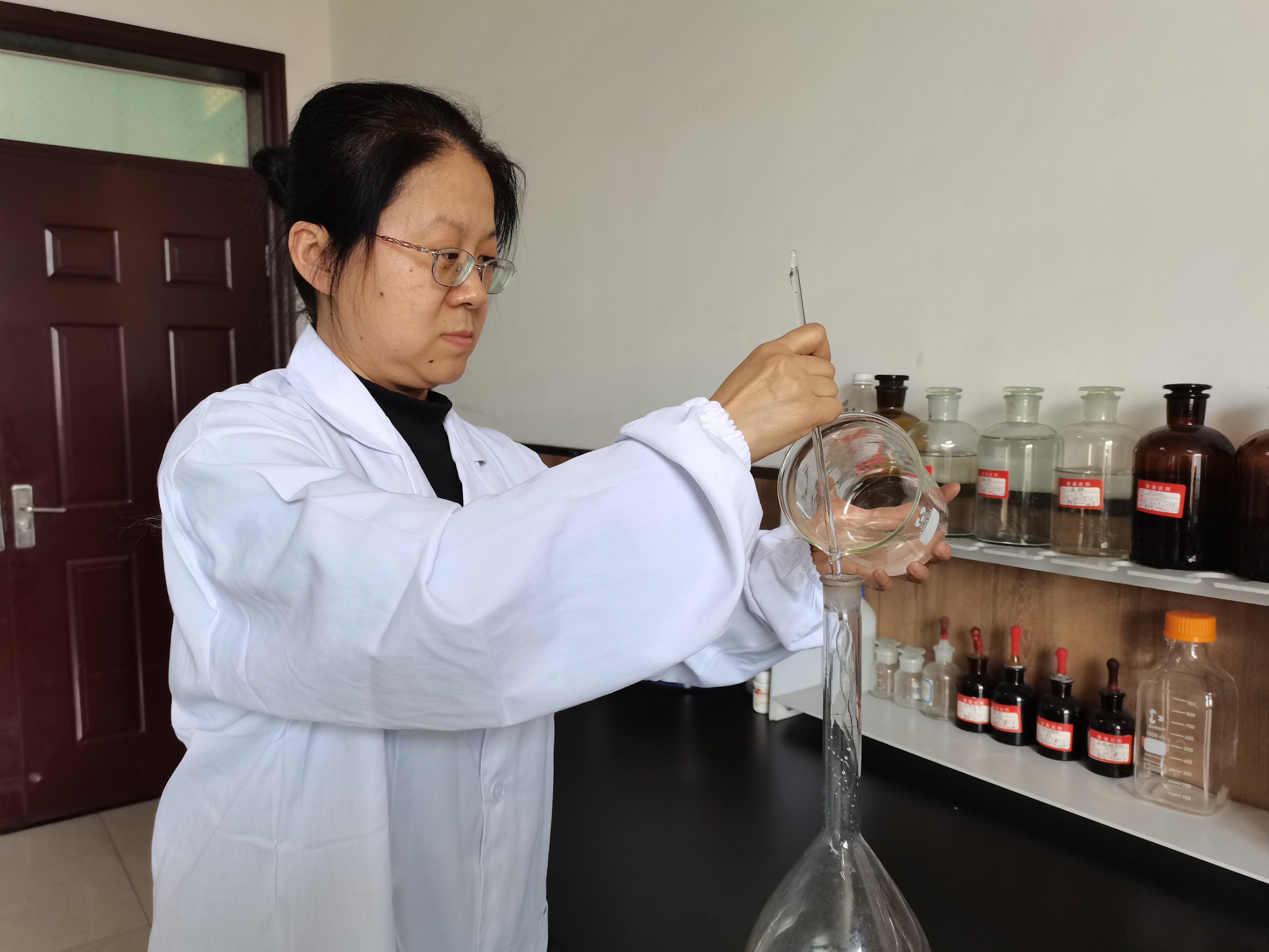 質檢戰線上那抹“巾幗紅” ——記陜煤集團第七屆“巾幗能手”莫會莉 質檢戰線上那抹“巾幗紅” ——記陜煤集團第七屆“巾幗能手”莫會莉