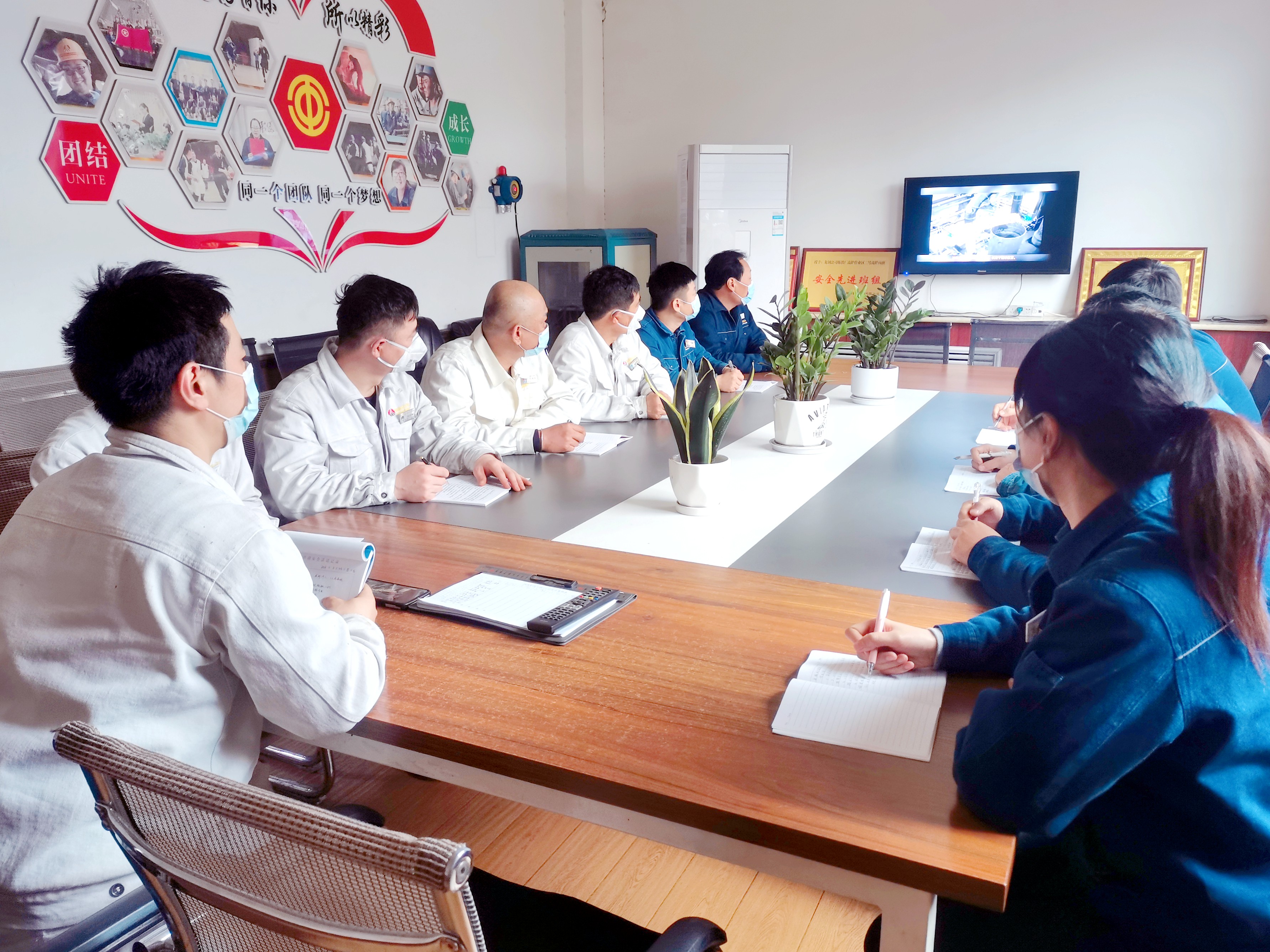 探索創新管理 打造卓越團隊 ——龍鋼公司煉鐵廠“六型”班組創建工作小記 探索創新管理 打造卓越團隊 ——龍鋼公司煉鐵廠“六型”班組創建工作小記