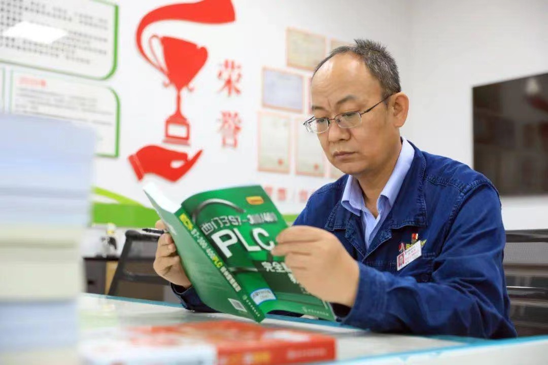 匠心路上的鋼鐵奮進者 ——記“全國技術能手”馮建斌 匠心路上的鋼鐵奮進者 ——記“全國技術能手”馮建斌