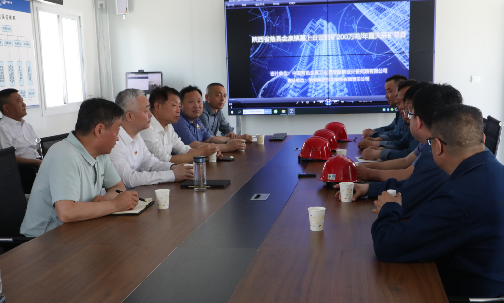 楊海峰深入漢鋼公司調研時強調 全面推進鎂鐵釩鈦耦合發展戰略落地 助推集團轉型升級高質量發展 楊海峰深入漢鋼公司調研時強調 全面推進鎂鐵釩鈦耦合發展戰略落地 助推集團轉型升級高質量發展