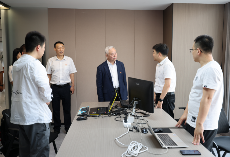 楊海峰到信息化中心黨支部開展《習近平著作選讀》第一卷、第二卷宣講 楊海峰到信息化中心黨支部開展《習近平著作選讀》第一卷、第二卷宣講