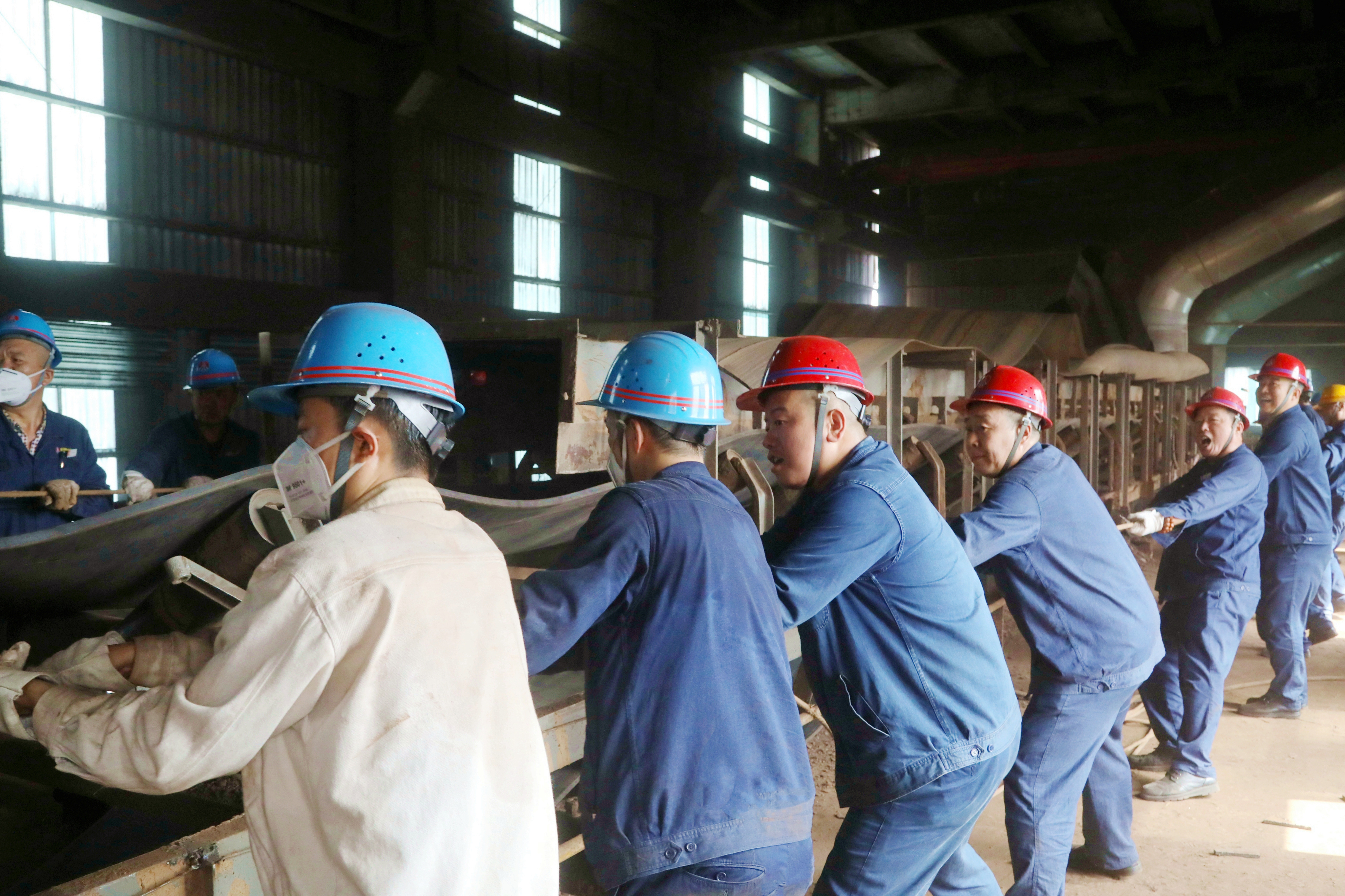 主題教育氛圍濃 檢修一線顯擔當 主題教育氛圍濃 檢修一線顯擔當