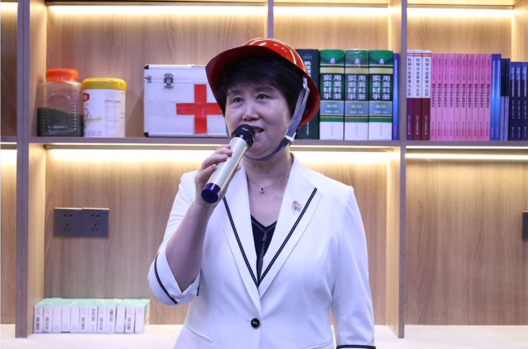 陜西省機械冶金建材工會主席譚小榮一行到漢鋼公司為一線干部職工“送清涼”并調研 陜西省機械冶金建材工會主席譚小榮一行到漢鋼公司為一線干部職工“送清涼”并調研