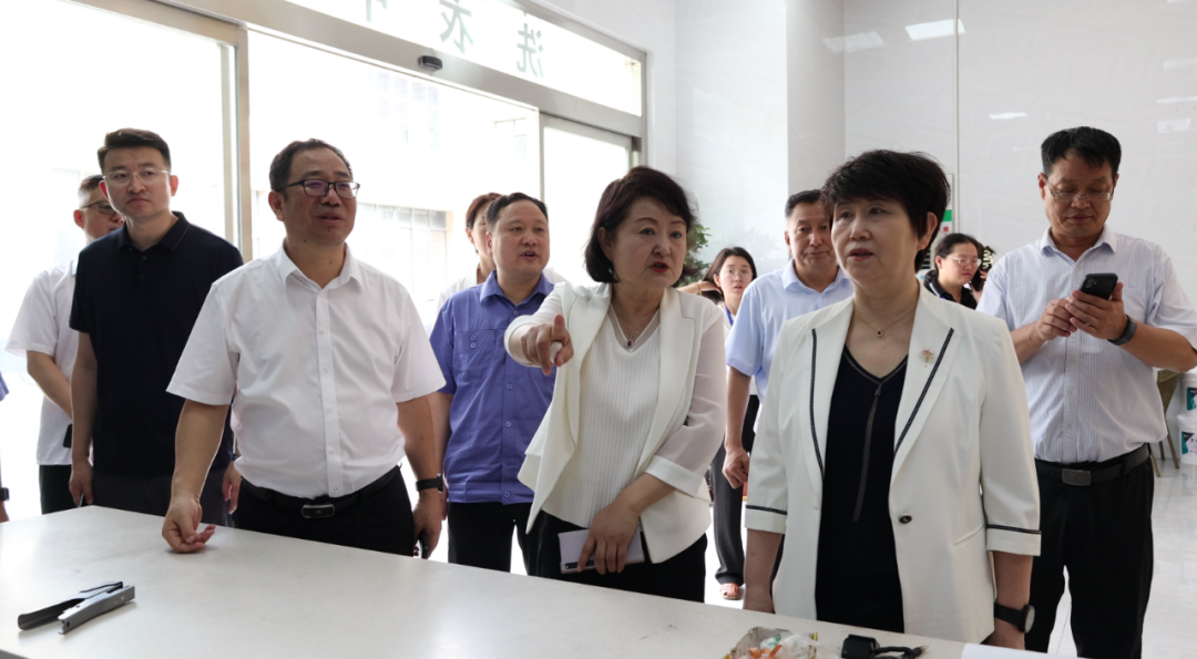 陜西省機械冶金建材工會主席譚小榮一行到漢鋼公司為一線干部職工“送清涼”并調研 陜西省機械冶金建材工會主席譚小榮一行到漢鋼公司為一線干部職工“送清涼”并調研