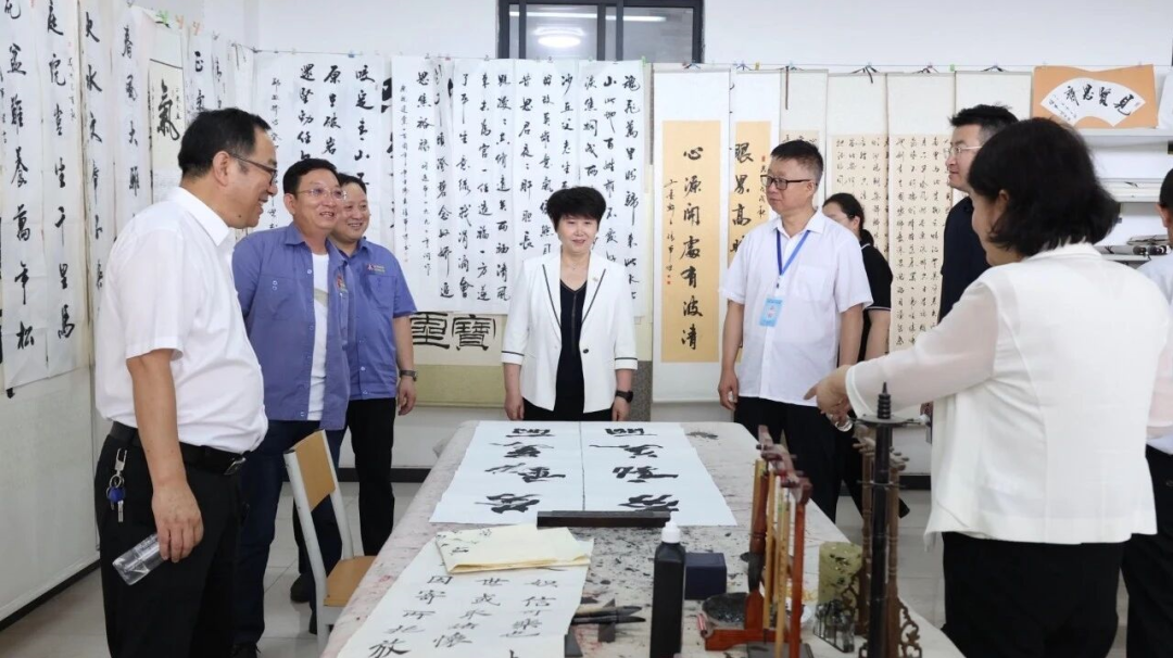 陜西省機械冶金建材工會主席譚小榮一行到漢鋼公司為一線干部職工“送清涼”并調研 陜西省機械冶金建材工會主席譚小榮一行到漢鋼公司為一線干部職工“送清涼”并調研