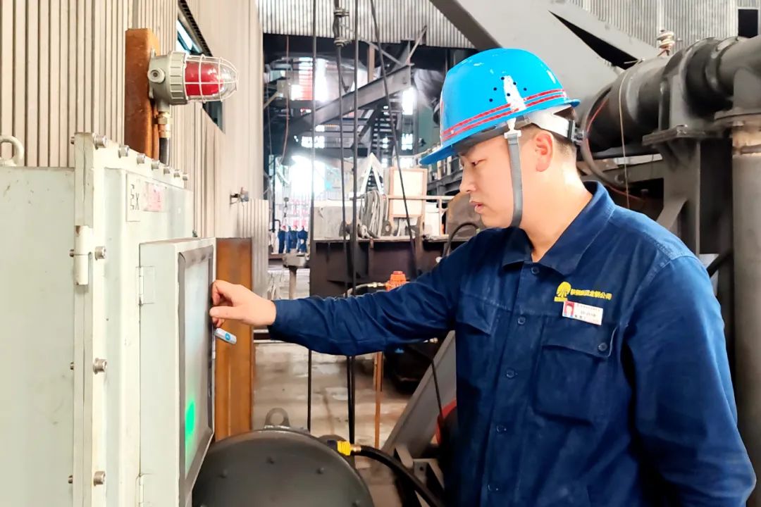 一片執著“丹”心 勇攀技術高“峰”——記第九屆“陜鋼杯”職業技能競賽維修電工“技術能手”許丹峰 一片執著“丹”心 勇攀技術高“峰”——記第九屆“陜鋼杯”職業技能競賽維修電工“技術能手”許丹峰