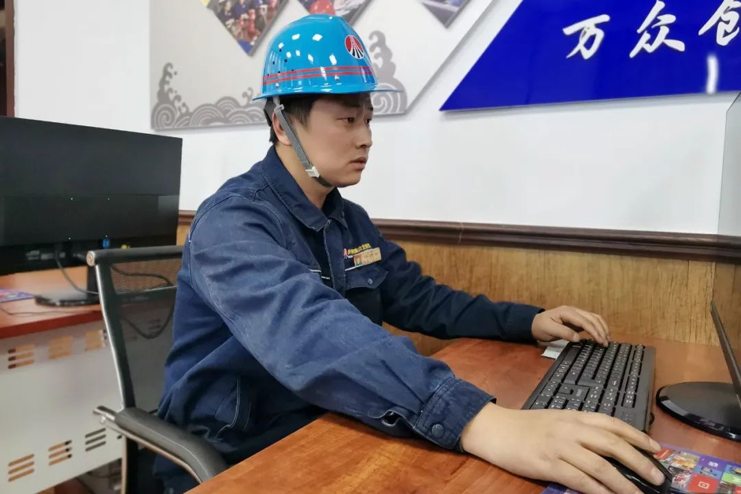 一片執著“丹”心 勇攀技術高“峰”——記第九屆“陜鋼杯”職業技能競賽維修電工“技術能手”許丹峰 一片執著“丹”心 勇攀技術高“峰”——記第九屆“陜鋼杯”職業技能競賽維修電工“技術能手”許丹峰