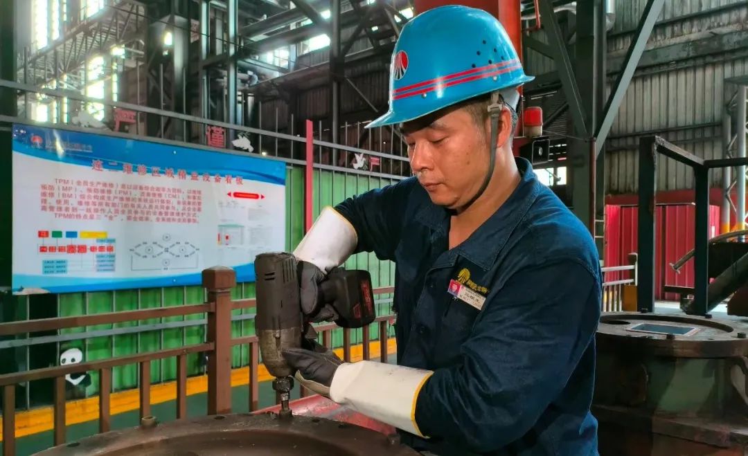 焊花飛舞映初心 工匠精神放光彩——記第九屆“陜鋼杯”職業技能競賽維修焊工“技術能手”馬根生 焊花飛舞映初心 工匠精神放光彩——記第九屆“陜鋼杯”職業技能競賽維修焊工“技術能手”馬根生