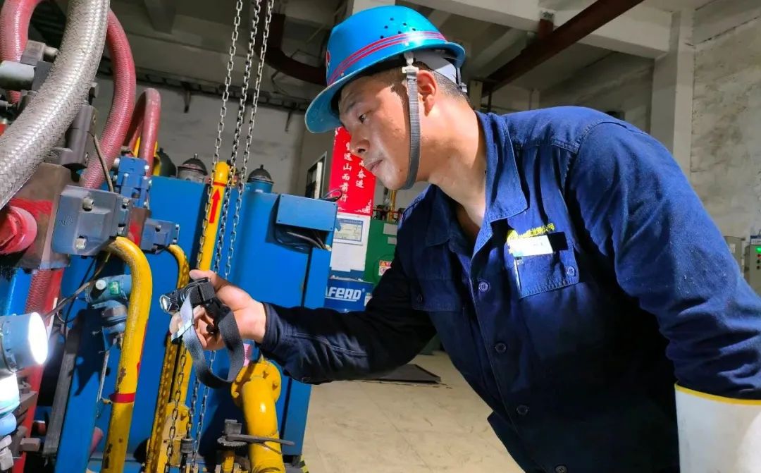 焊花飛舞映初心 工匠精神放光彩——記第九屆“陜鋼杯”職業技能競賽維修焊工“技術能手”馬根生 焊花飛舞映初心 工匠精神放光彩——記第九屆“陜鋼杯”職業技能競賽維修焊工“技術能手”馬根生