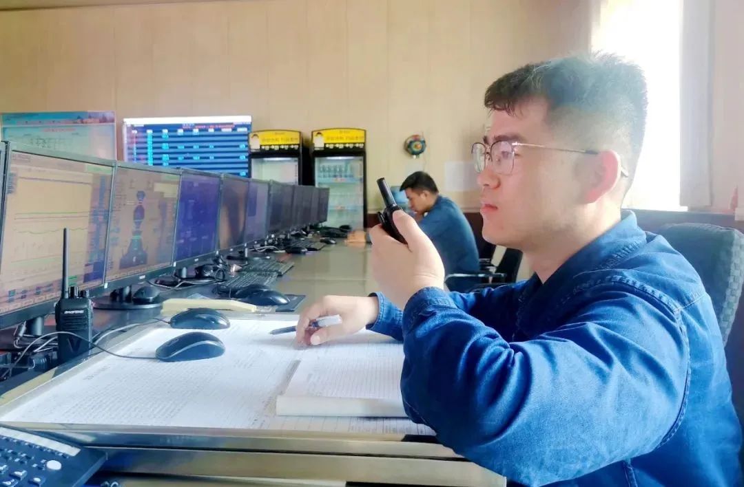 爐火鍛造出的“技術能手” ——記第九屆“陜鋼杯”職業技能競賽高爐煉鐵工“技術能手”衛森森 爐火鍛造出的“技術能手” ——記第九屆“陜鋼杯”職業技能競賽高爐煉鐵工“技術能手”衛森森