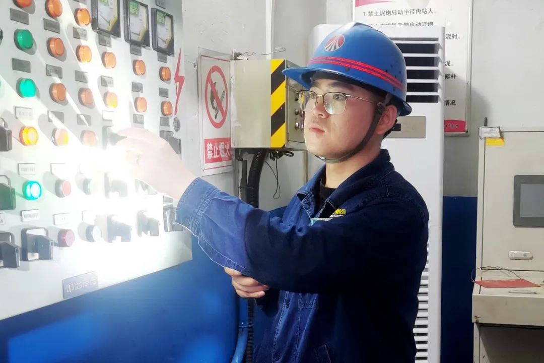 爐火鍛造出的“技術能手” ——記第九屆“陜鋼杯”職業技能競賽高爐煉鐵工“技術能手”衛森森 爐火鍛造出的“技術能手” ——記第九屆“陜鋼杯”職業技能競賽高爐煉鐵工“技術能手”衛森森