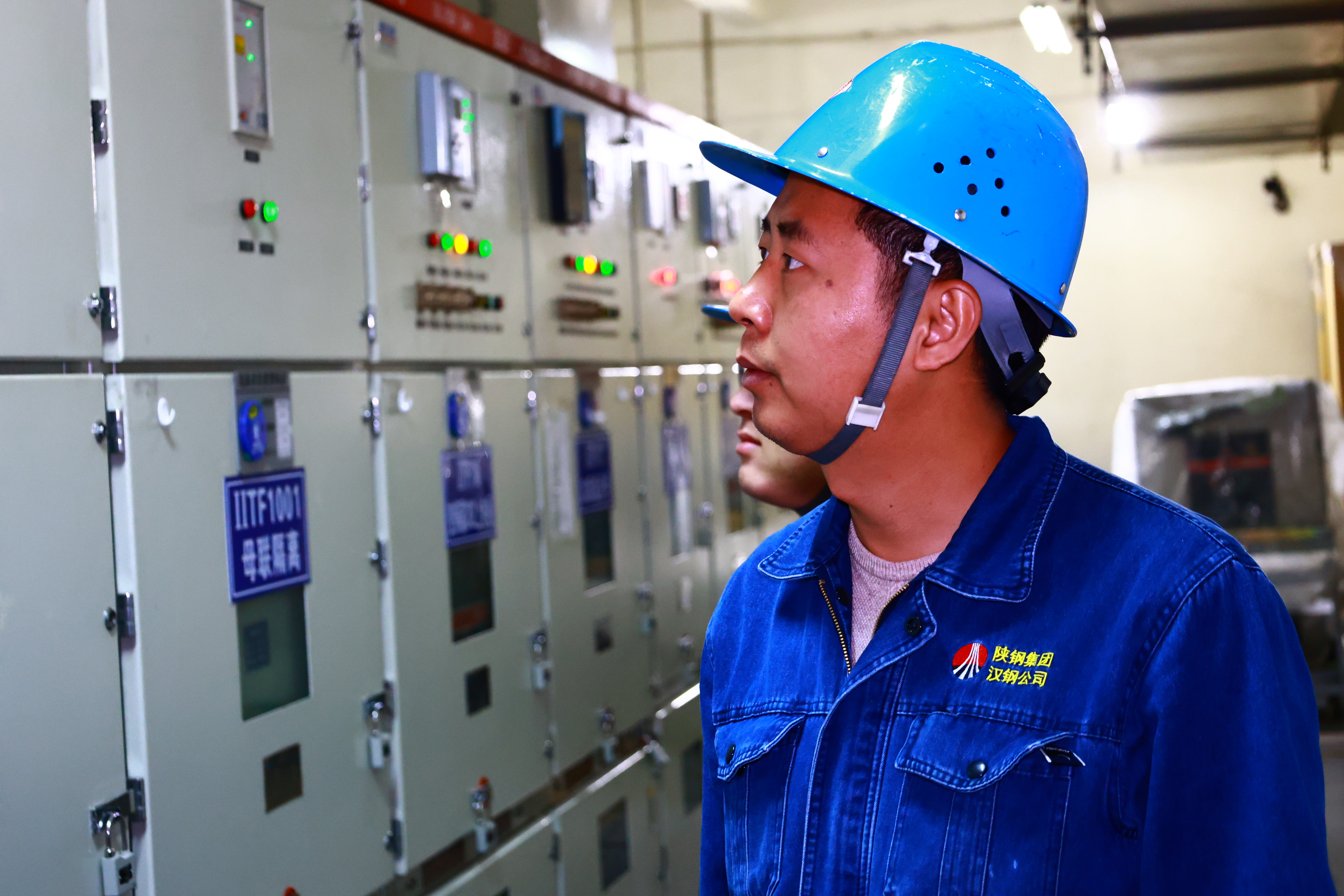 從陜南娃到“技術狀元”——記第九屆“陜鋼杯”職業技能競賽維修電工技術狀元馮明義 從陜南娃到“技術狀元”——記第九屆“陜鋼杯”職業技能競賽維修電工技術狀元馮明義