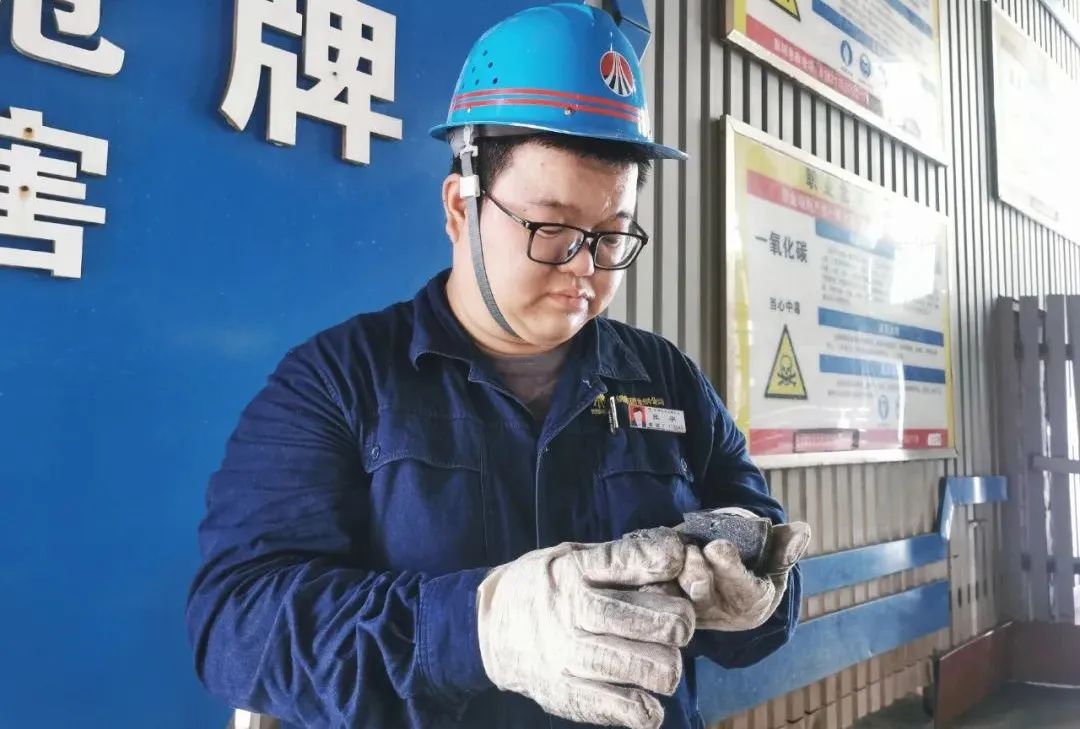 扎根高爐 讓青春在爐火中淬煉 ——記第九屆“陜鋼杯”職業技能競賽高爐煉鐵工“技術能手”張宇 扎根高爐 讓青春在爐火中淬煉 ——記第九屆“陜鋼杯”職業技能競賽高爐煉鐵工“技術能手”張宇