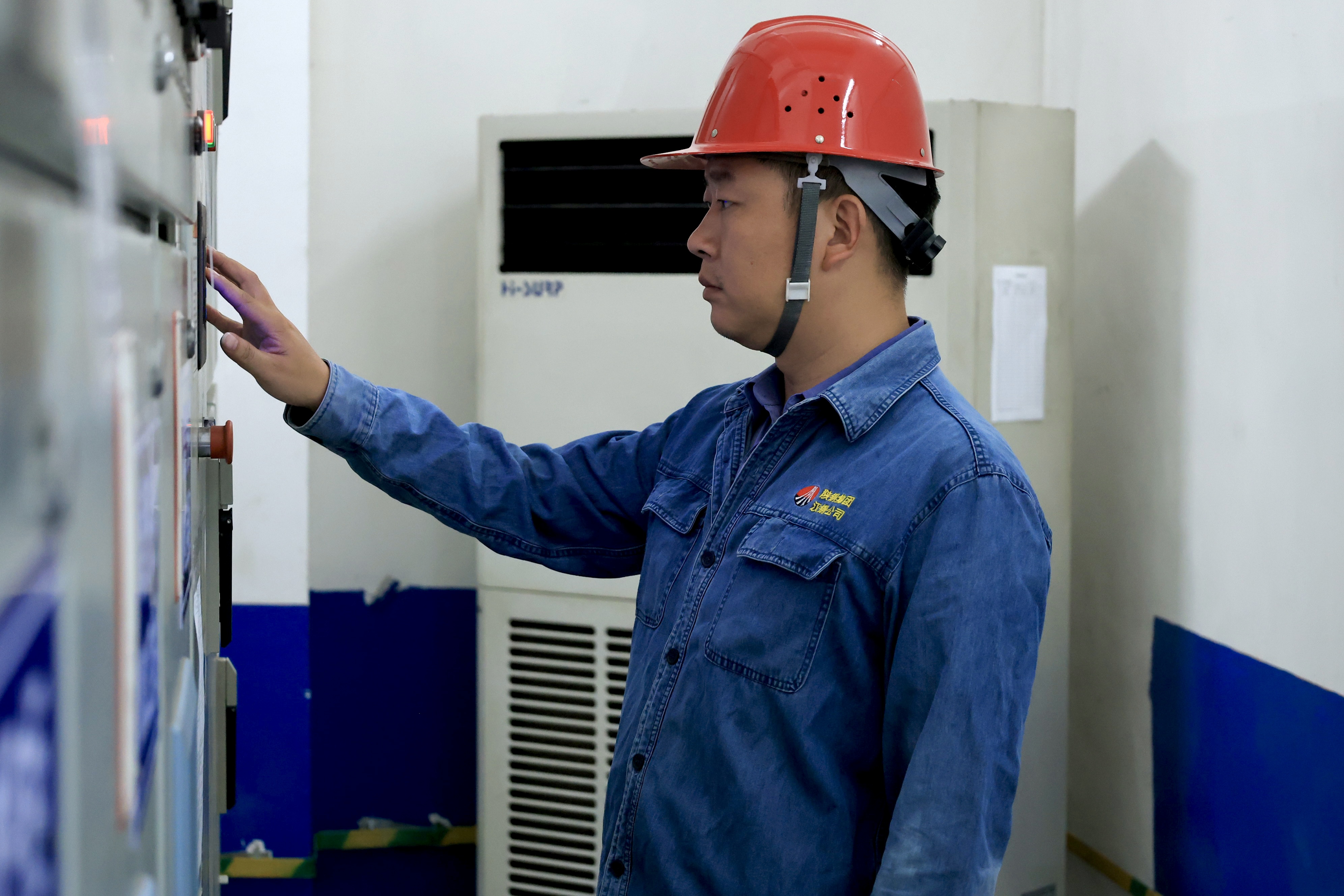 “技術能手”是這樣煉成的——記第九屆“陜鋼杯”維修電工技術能手張磊 “技術能手”是這樣煉成的——記第九屆“陜鋼杯”維修電工技術能手張磊