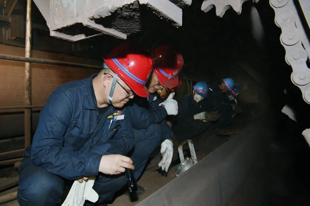 不負秋色好時光 攻堅克難戰檢修——龍鋼公司400㎡燒結機檢修攻關側記 不負秋色好時光 攻堅克難戰檢修——龍鋼公司400㎡燒結機檢修攻關側記