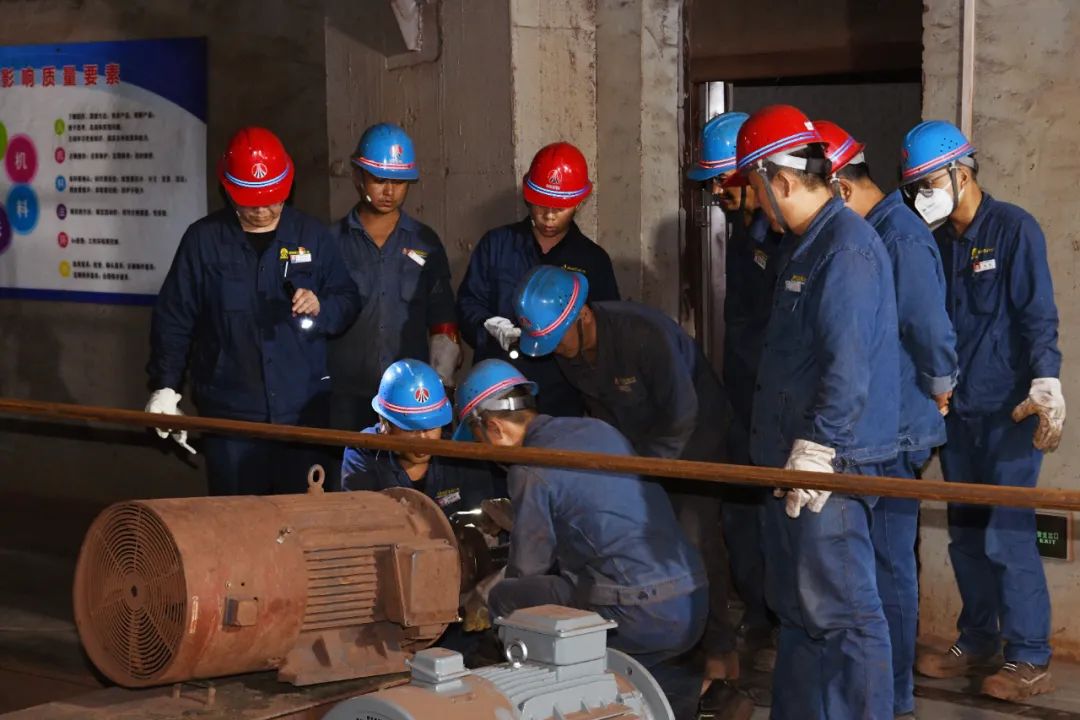 不負秋色好時光 攻堅克難戰檢修——龍鋼公司400㎡燒結機檢修攻關側記 不負秋色好時光 攻堅克難戰檢修——龍鋼公司400㎡燒結機檢修攻關側記