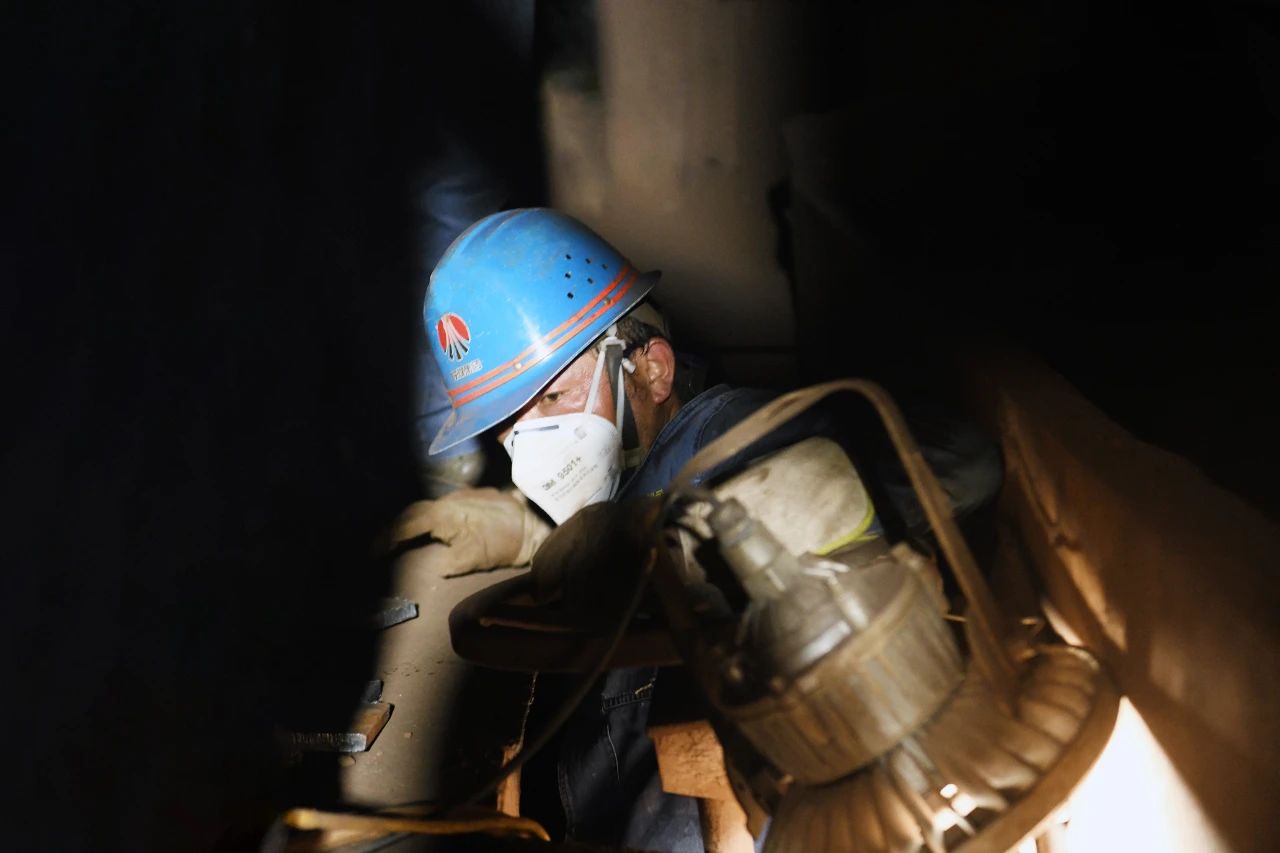 不負秋色好時光 攻堅克難戰檢修——龍鋼公司400㎡燒結機檢修攻關側記 不負秋色好時光 攻堅克難戰檢修——龍鋼公司400㎡燒結機檢修攻關側記