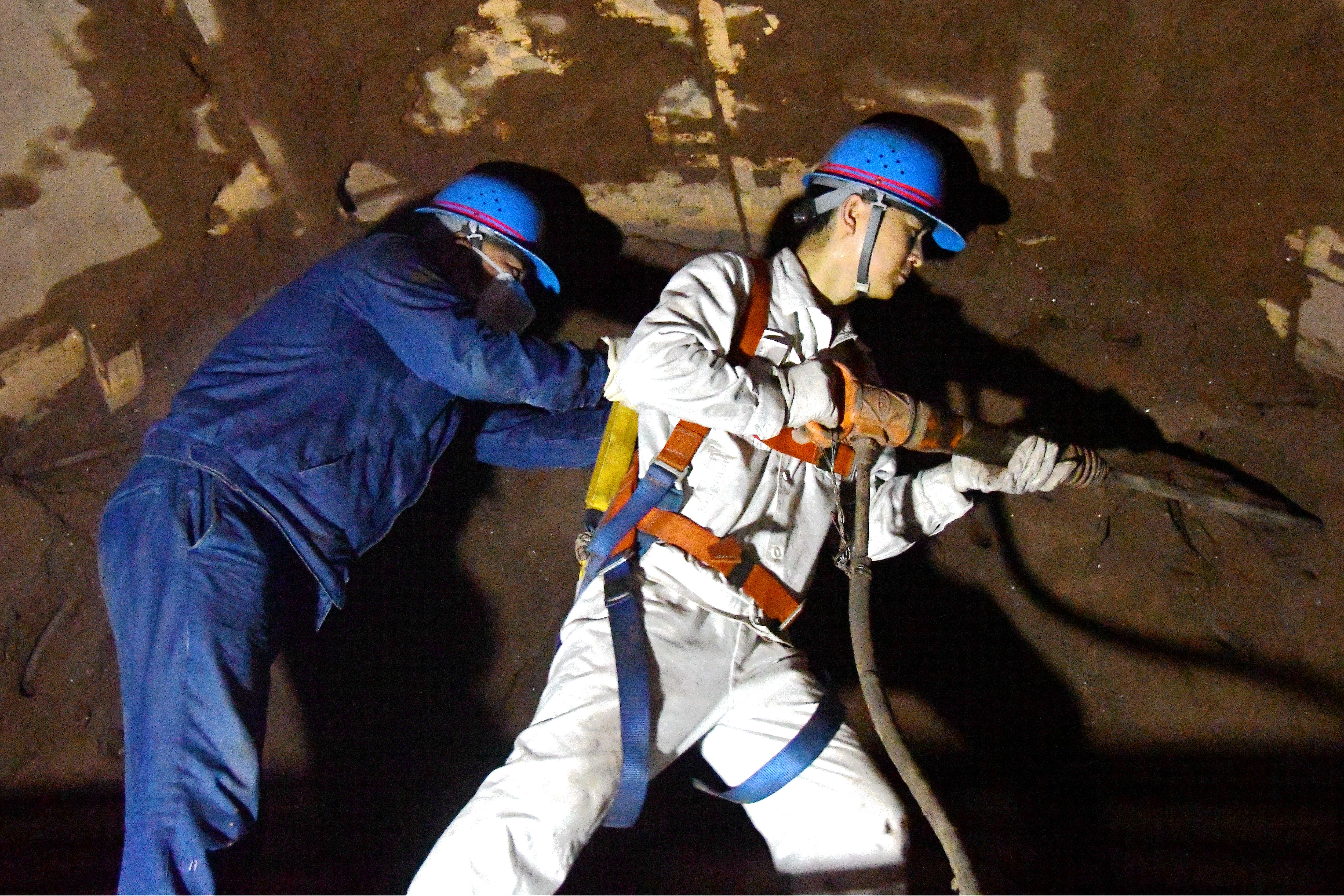 秋意漸濃戰(zhàn)鼓擂 決戰(zhàn)秋檢顯擔(dān)當 ——龍鋼公司煉鐵廠265㎡燒結(jié)機檢修工作側(cè)記 秋意漸濃戰(zhàn)鼓擂 決戰(zhàn)秋檢顯擔(dān)當 ——龍鋼公司煉鐵廠265㎡燒結(jié)機檢修工作側(cè)記