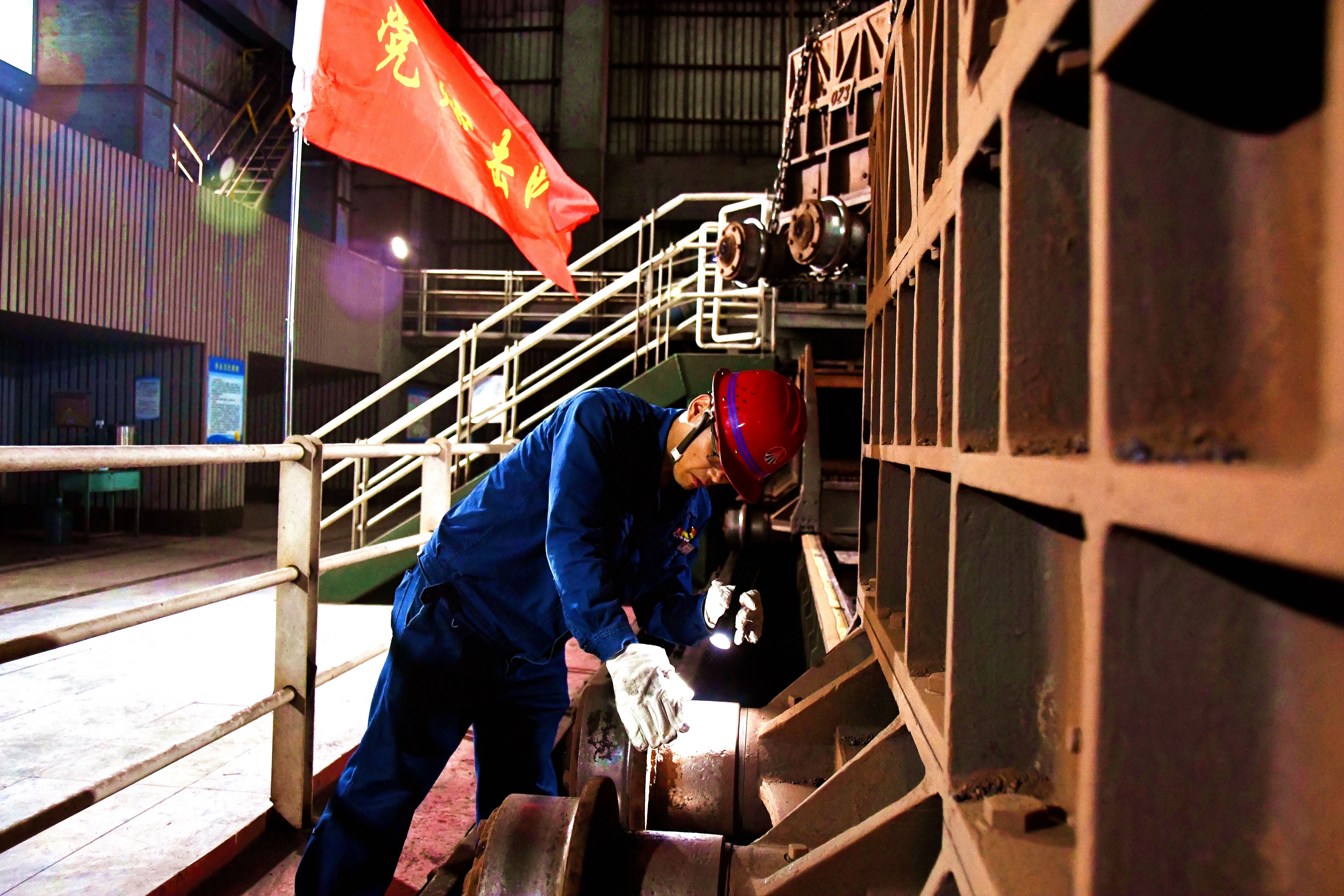 秋意漸濃戰(zhàn)鼓擂 決戰(zhàn)秋檢顯擔(dān)當 ——龍鋼公司煉鐵廠265㎡燒結(jié)機檢修工作側(cè)記 秋意漸濃戰(zhàn)鼓擂 決戰(zhàn)秋檢顯擔(dān)當 ——龍鋼公司煉鐵廠265㎡燒結(jié)機檢修工作側(cè)記