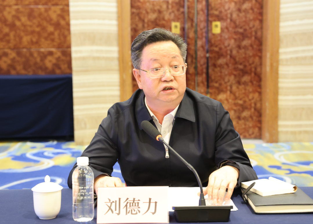 楊冠軍:要堅持結構優化調整,立足我省現狀、前瞻布局未來——省鋼鐵深加工產業鏈調研座談會在陜鋼集團召開 楊冠軍:要堅持結構優化調整,立足我省現狀、前瞻布局未來——省鋼鐵深加工產業鏈調研座談會在陜鋼集團召開