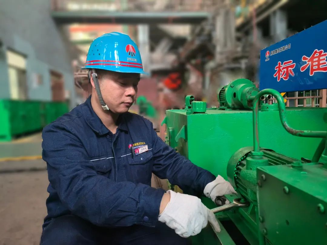 “鋼鐵裁縫”煉成記 ——記陜西省第二屆“三秦工匠杯”職工職業技能大賽焊工二等獎馬根生 “鋼鐵裁縫”煉成記 ——記陜西省第二屆“三秦工匠杯”職工職業技能大賽焊工二等獎馬根生