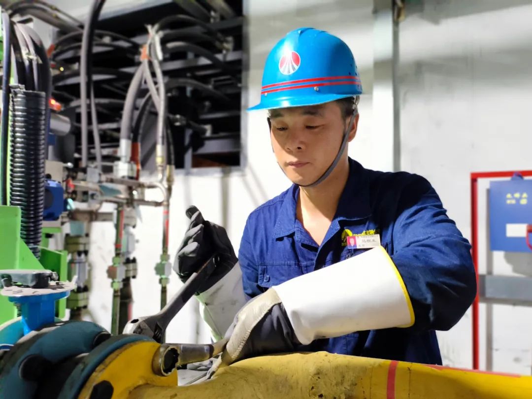 “鋼鐵裁縫”煉成記 ——記陜西省第二屆“三秦工匠杯”職工職業技能大賽焊工二等獎馬根生 “鋼鐵裁縫”煉成記 ——記陜西省第二屆“三秦工匠杯”職工職業技能大賽焊工二等獎馬根生