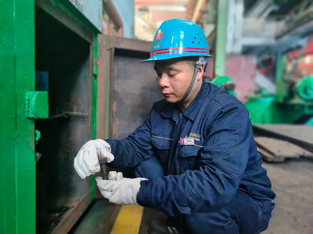 “鋼鐵裁縫”煉成記 ——記陜西省第二屆“三秦工匠杯”職工職業技能大賽焊工二等獎馬根生 “鋼鐵裁縫”煉成記 ——記陜西省第二屆“三秦工匠杯”職工職業技能大賽焊工二等獎馬根生