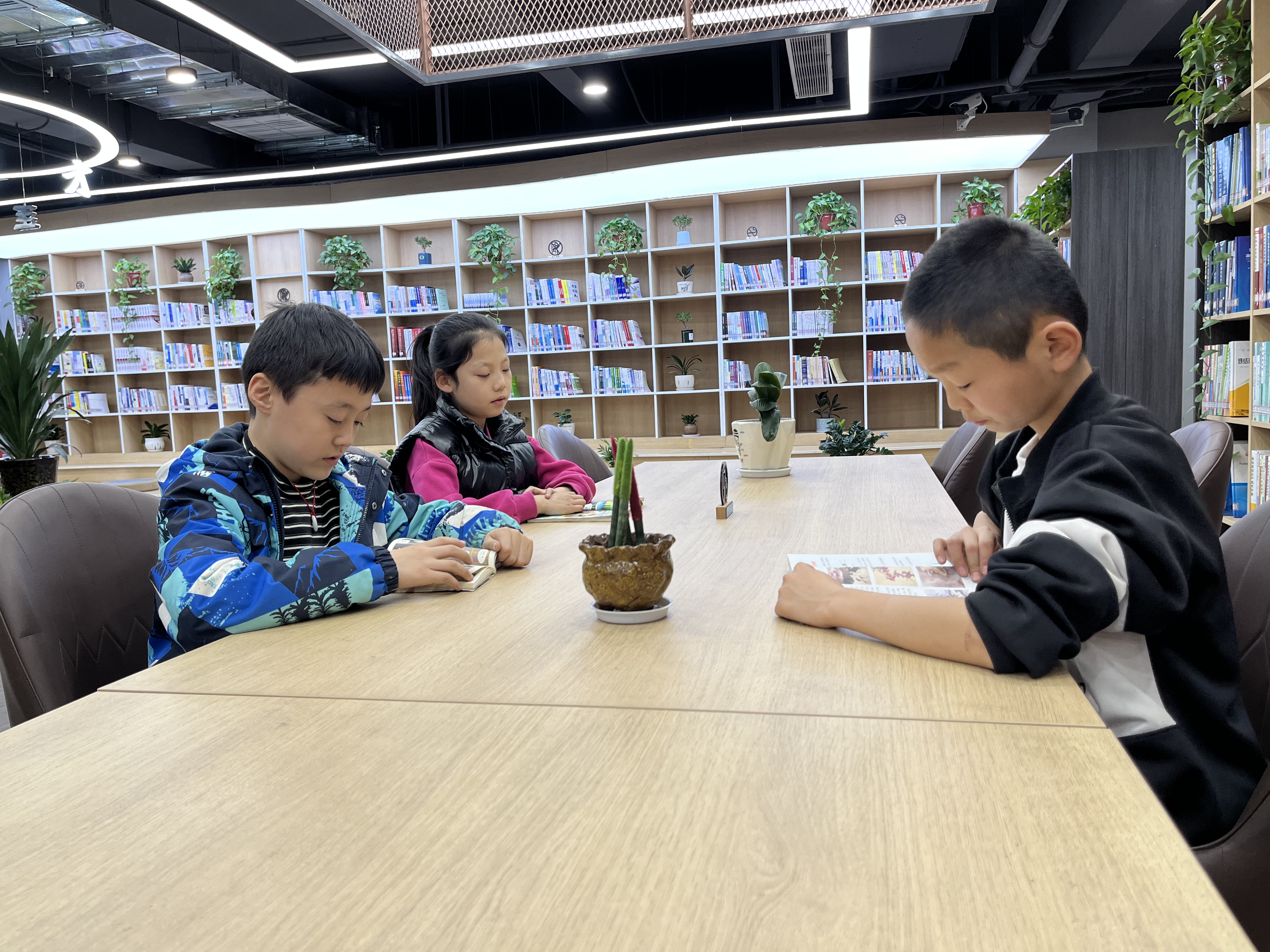 情牽職工冷暖 書香浸潤童心 情牽職工冷暖 書香浸潤童心