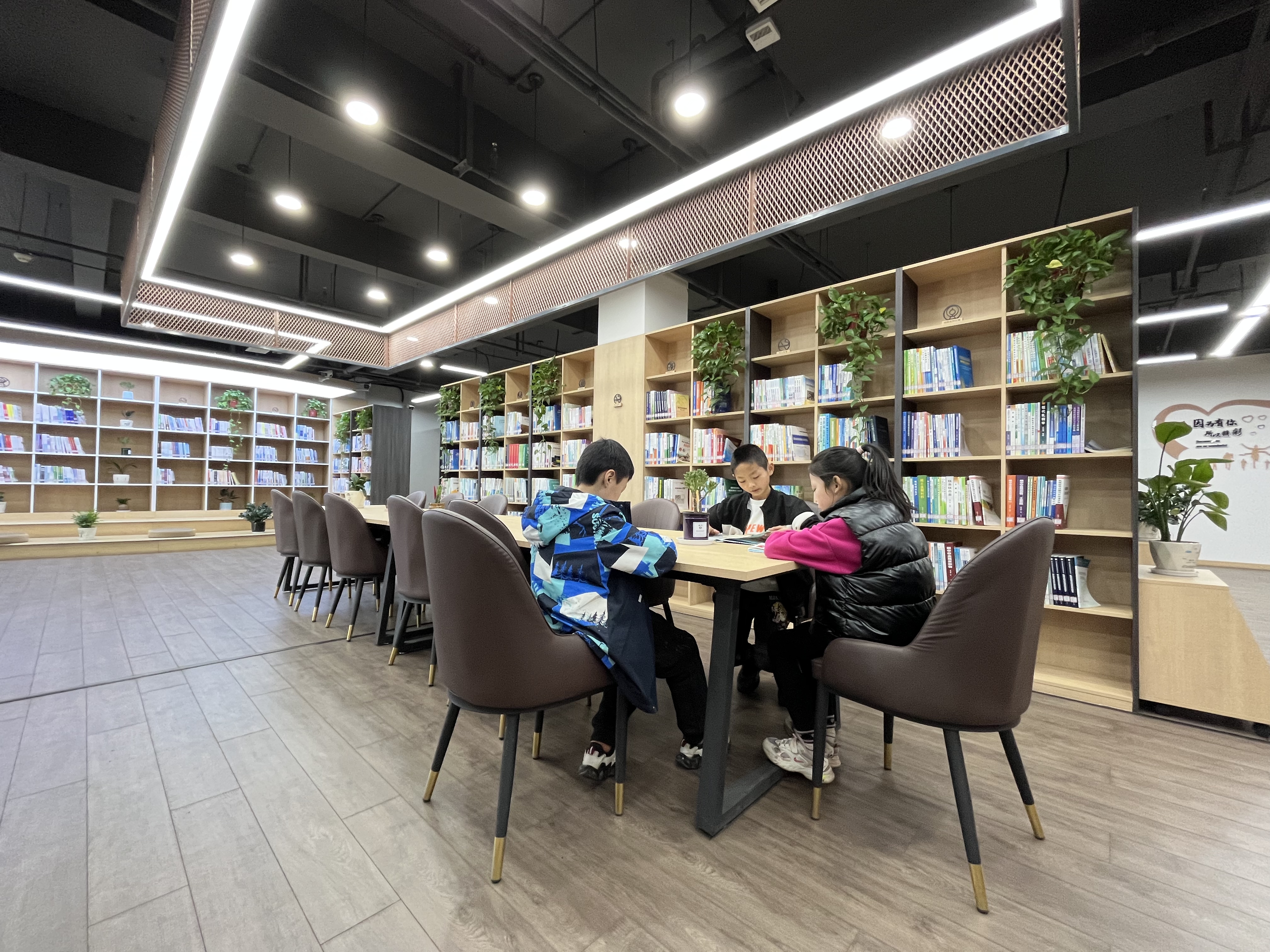 情牽職工冷暖 書香浸潤童心 情牽職工冷暖 書香浸潤童心