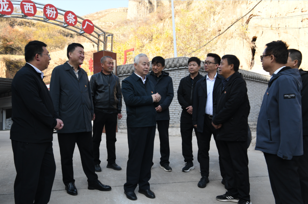 楊海峰到綏德縣西直溝村開展助力鄉村振興工作調研 楊海峰到綏德縣西直溝村開展助力鄉村振興工作調研