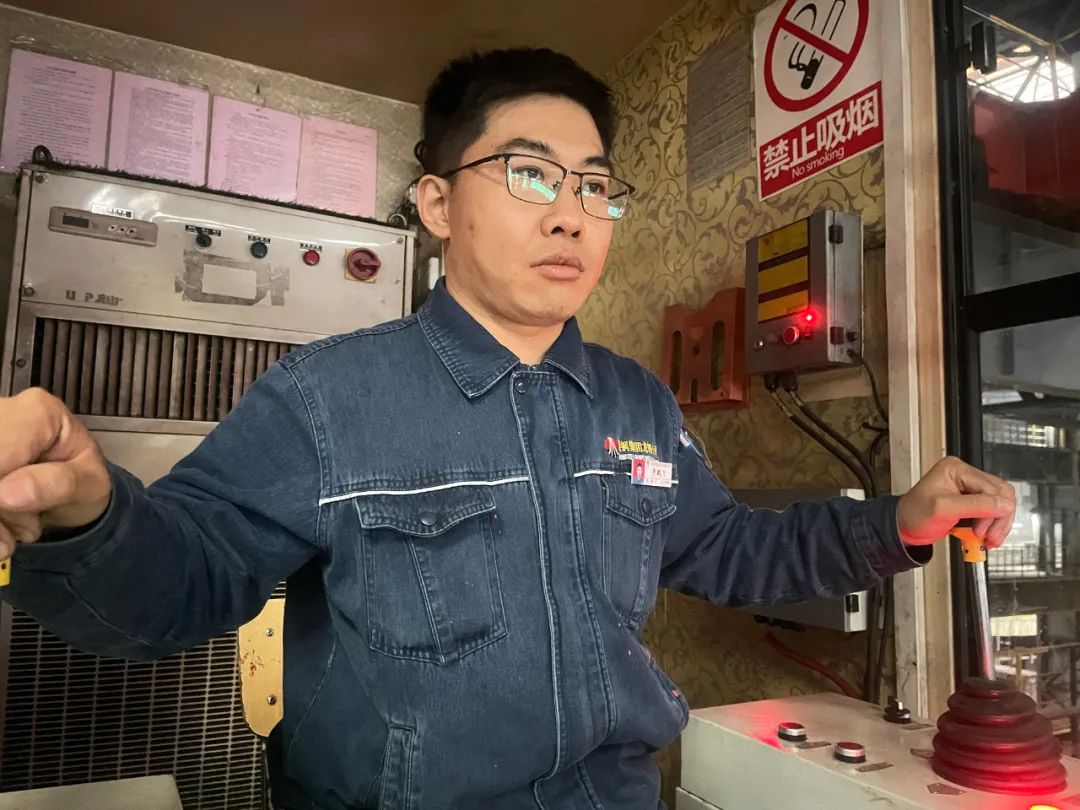 要追就追這樣的星 ——記陜西省機(jī)械冶金建材系統(tǒng)“明星職工”李鵬飛 要追就追這樣的星 ——記陜西省機(jī)械冶金建材系統(tǒng)“明星職工”李鵬飛