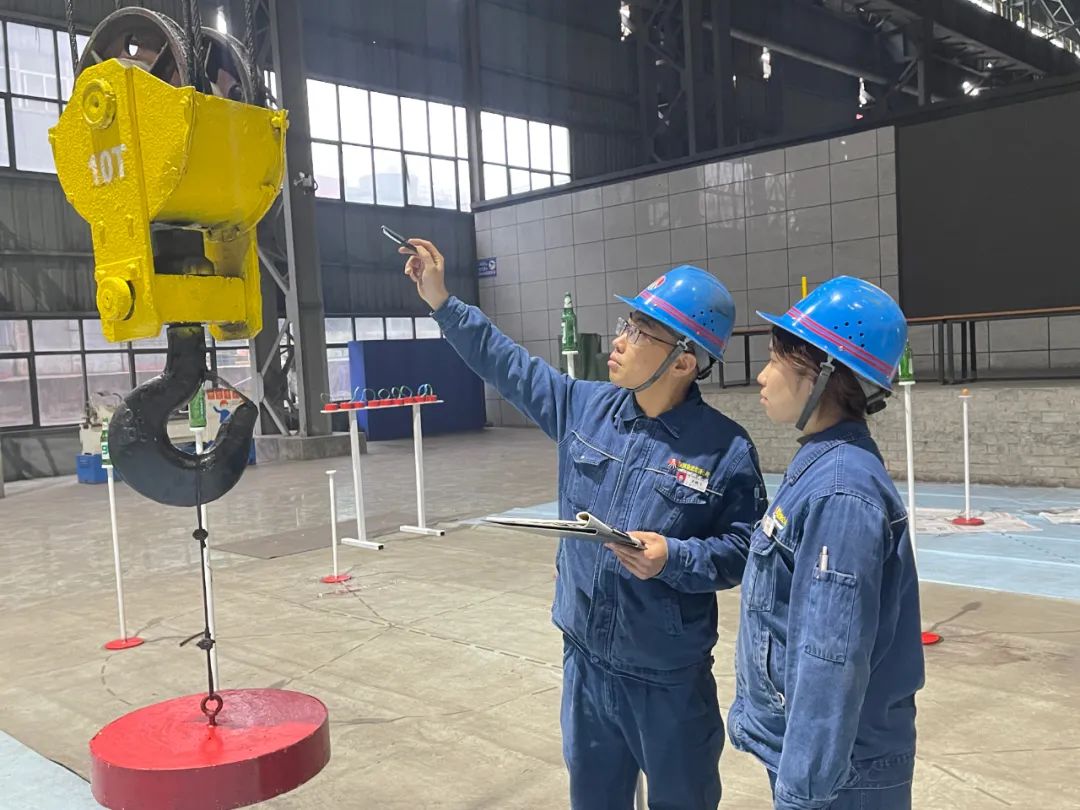 要追就追這樣的星 ——記陜西省機(jī)械冶金建材系統(tǒng)“明星職工”李鵬飛 要追就追這樣的星 ——記陜西省機(jī)械冶金建材系統(tǒng)“明星職工”李鵬飛