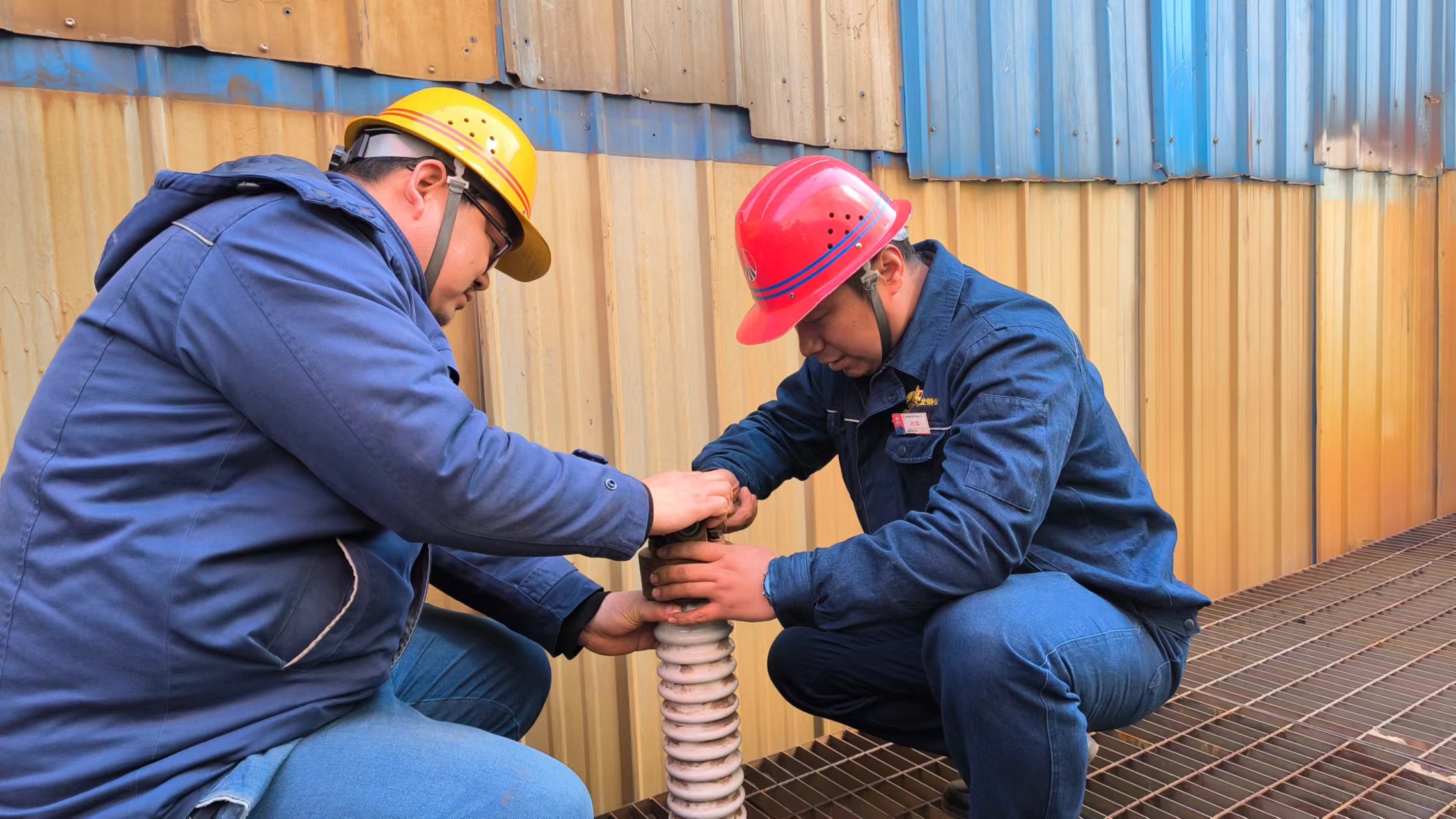 群策群力求創(chuàng)新 同心協(xié)力降成本——龍鋼公司450㎡燒結(jié)系統(tǒng)電除塵中修側(cè)記 群策群力求創(chuàng)新 同心協(xié)力降成本——龍鋼公司450㎡燒結(jié)系統(tǒng)電除塵中修側(cè)記