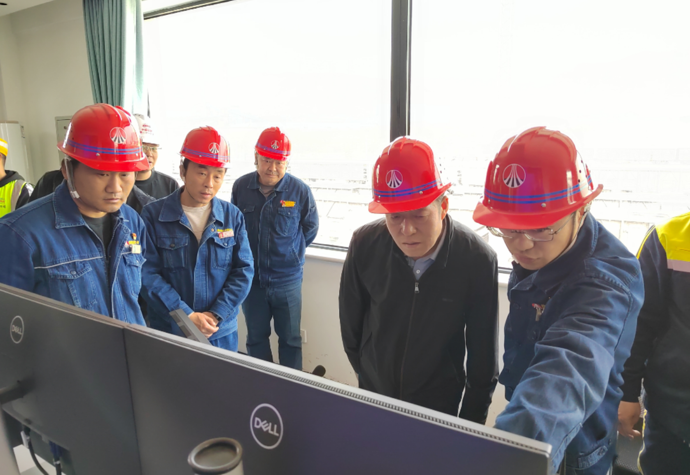 陜煤集團(tuán)檢查組一行對陜鋼集團(tuán)龍鋼公司進(jìn)行鐵路運(yùn)輸安全專項(xiàng)檢查 陜煤集團(tuán)檢查組一行對陜鋼集團(tuán)龍鋼公司進(jìn)行鐵路運(yùn)輸安全專項(xiàng)檢查