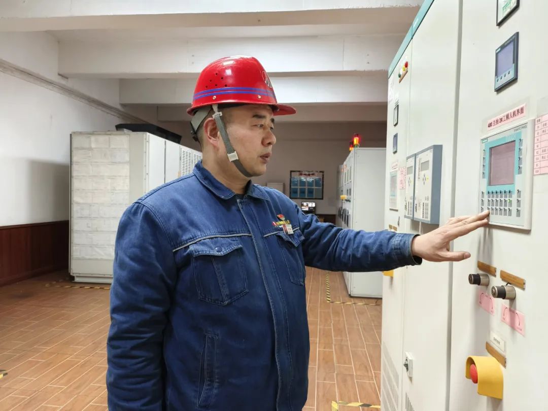 打硬仗 攻難關(guān) 勞模在行動 打硬仗 攻難關(guān) 勞模在行動