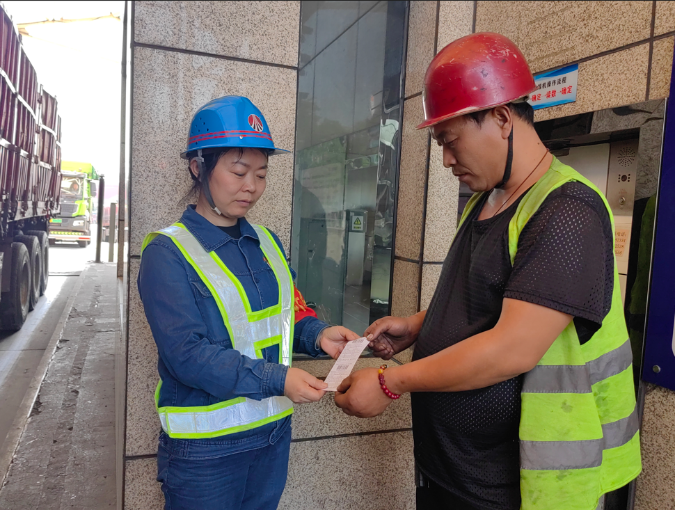 點贊!綻放在計量戰線上的“娘子軍”——記“陜西省工人先鋒號”陜鋼集團龍鋼公司檢驗計量中心檢斤班 點贊!綻放在計量戰線上的“娘子軍”——記“陜西省工人先鋒號”陜鋼集團龍鋼公司檢驗計量中心檢斤班