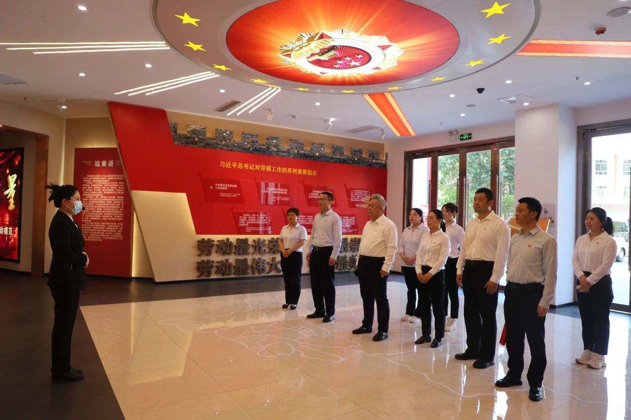 弘揚勞模精神 提升工作作風 全力以赴打贏硬仗 弘揚勞模精神 提升工作作風 全力以赴打贏硬仗