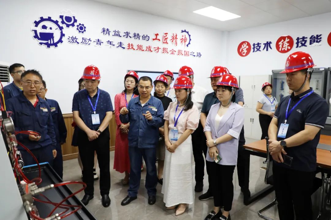 陜西省縣(區)產業工人隊伍建設改革現場觀摩團走進陜鋼集團龍鋼公司 陜西省縣(區)產業工人隊伍建設改革現場觀摩團走進陜鋼集團龍鋼公司