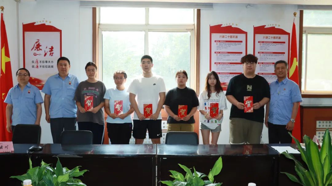 龍鋼集團(tuán)公司開展2024年“關(guān)愛助學(xué)”慰問活動(dòng) 龍鋼集團(tuán)公司開展2024年“關(guān)愛助學(xué)”慰問活動(dòng)