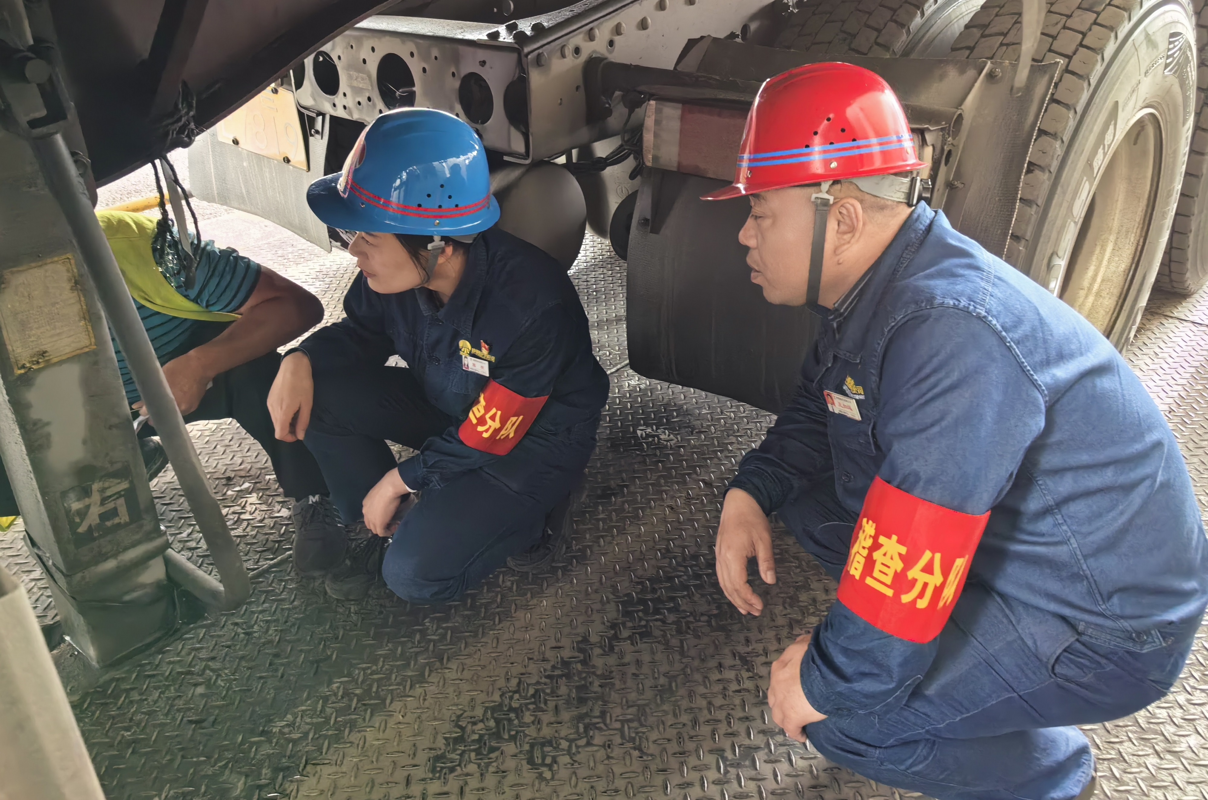 緊盯干部作風建設 堅決整治職工群眾身邊“微腐敗” 緊盯干部作風建設 堅決整治職工群眾身邊“微腐敗”