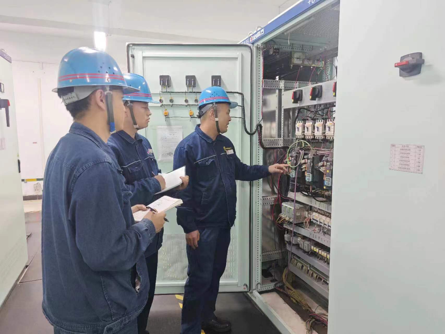 拼搏的人生充滿希“冀” 奮斗的青春處處芳“華”——記“全國鋼鐵行業技術能手”冀華 拼搏的人生充滿希“冀” 奮斗的青春處處芳“華”——記“全國鋼鐵行業技術能手”冀華