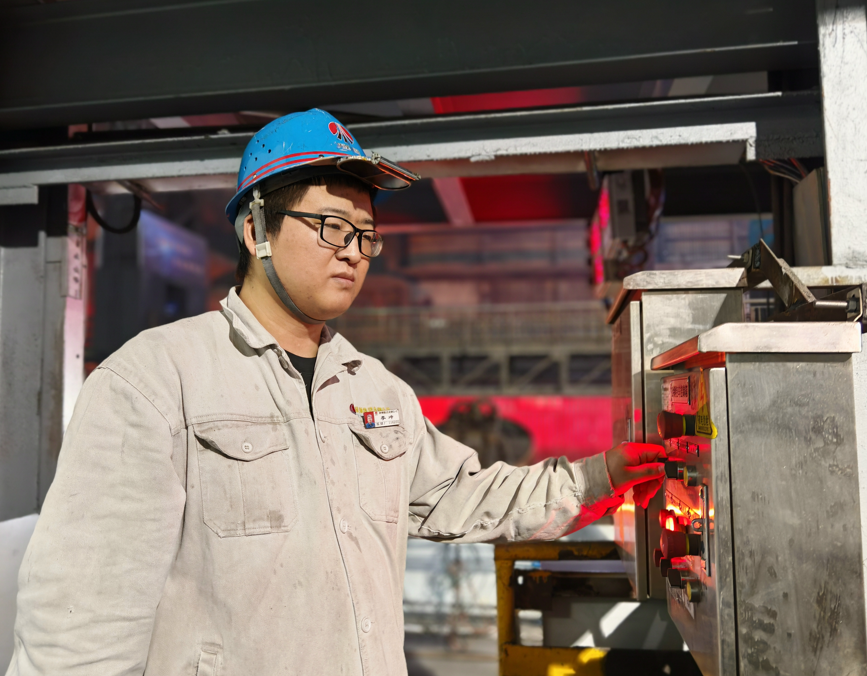 鋼鐵映初心 青春向前“沖” 鋼鐵映初心 青春向前“沖”