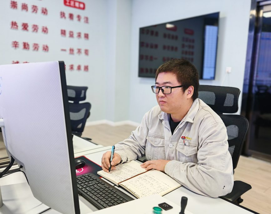 鋼鐵映初心 青春向前“沖” 鋼鐵映初心 青春向前“沖”