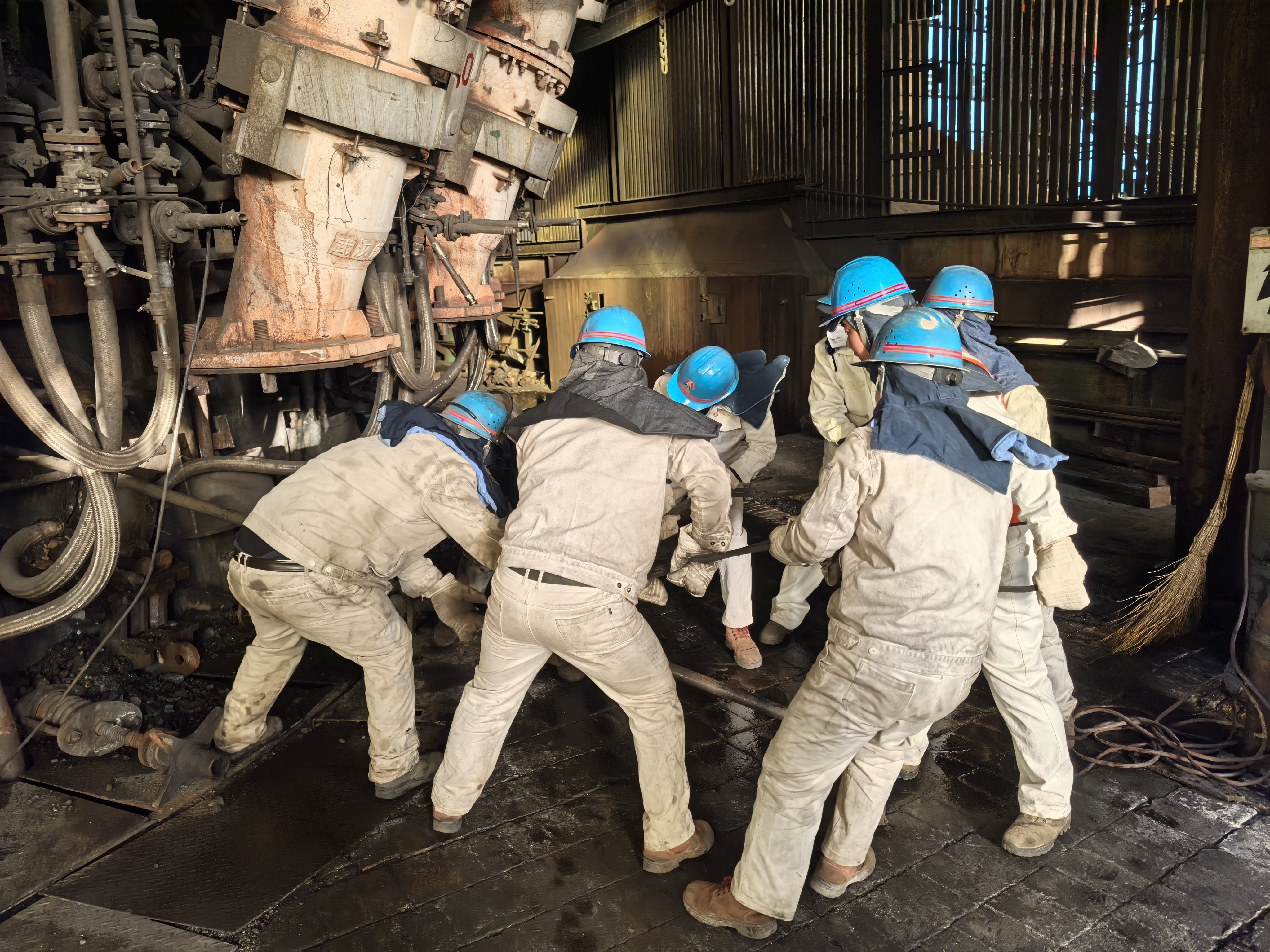 迎“寒”而上 檢修不“休” 迎“寒”而上 檢修不“休”