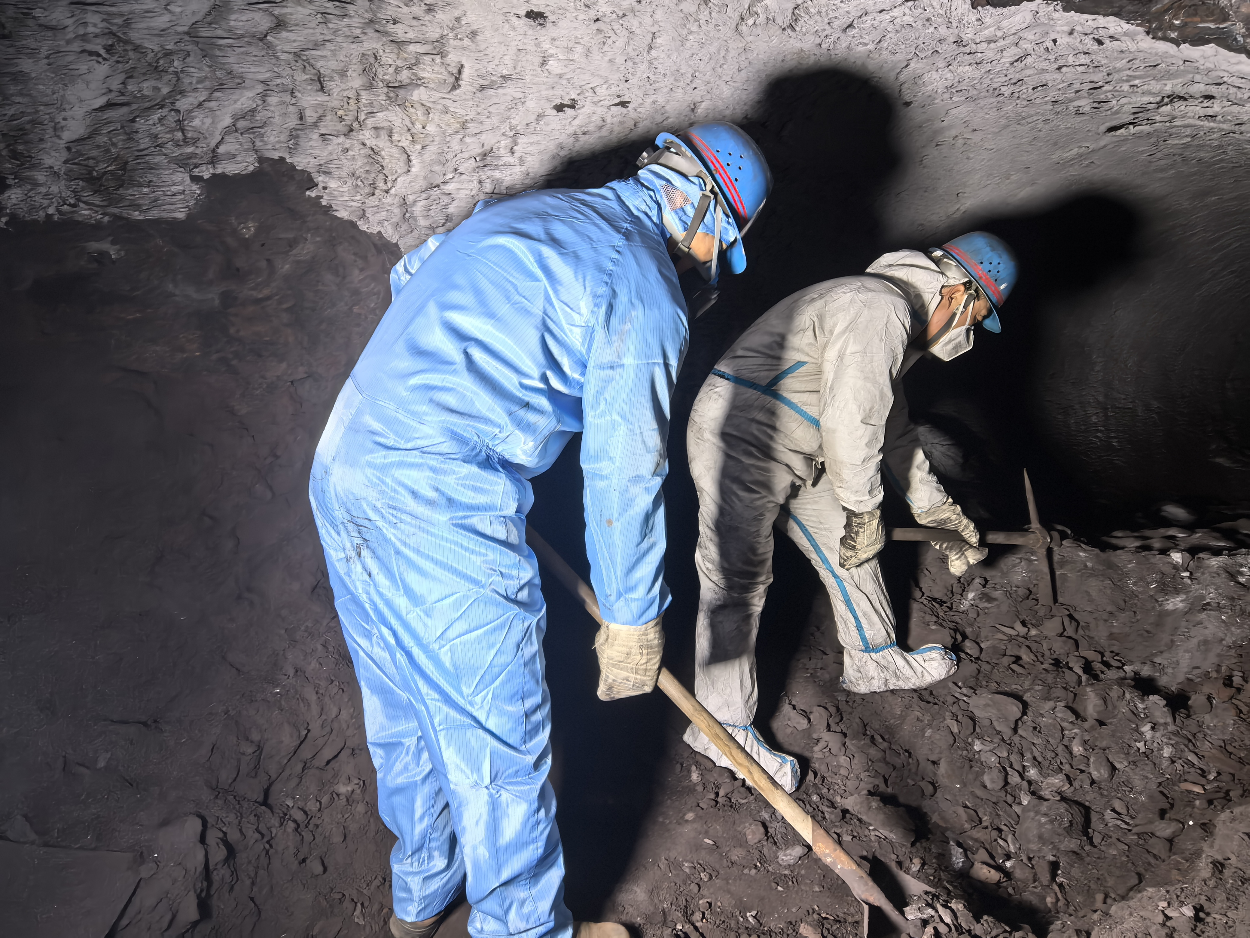 迎“寒”而上 檢修不“休” 迎“寒”而上 檢修不“休”